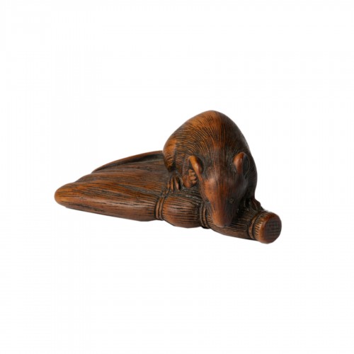 Netsuke rat en bois sculpté grimpant sur une balayette. - Japon Edo