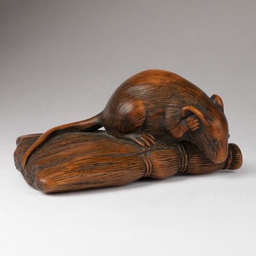 Asian Works of Art  - Netsuke wood model of a rat crawling over a brush - Japan Edo