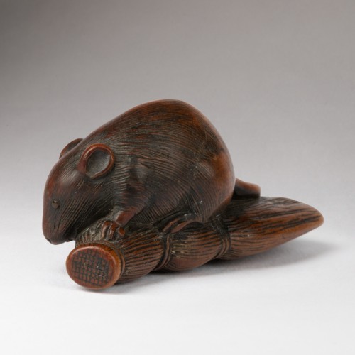 Netsuke wood model of a rat crawling over a brush - Japan Edo - 