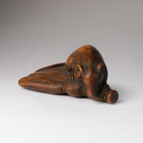 Antiquités - Netsuke wood model of a rat crawling over a brush - Japan Edo