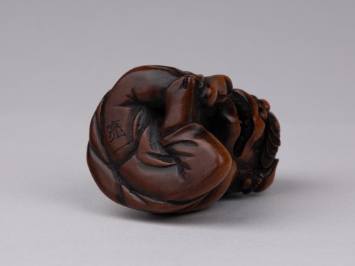 Antiquités - Netsuke en bois par Sukeyuki, danseur Shishimaï - Japon Edo