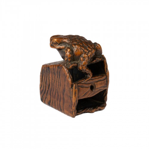 Netsuke, Crapaud grimpant sur un vieux baquet renversé -  Japon Edo