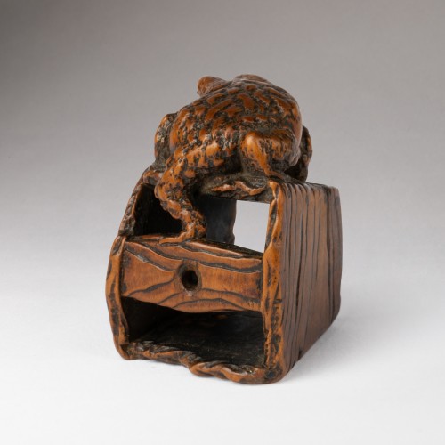 Netsuke, Crapaud grimpant sur un vieux baquet renversé -  Japon Edo - Reflets des Arts