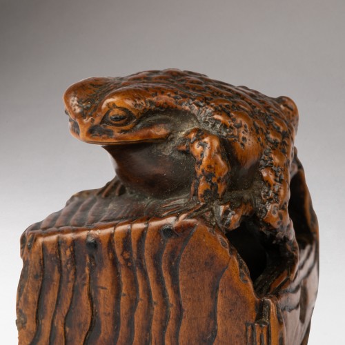 XIXe siècle - Netsuke, Crapaud grimpant sur un vieux baquet renversé -  Japon Edo