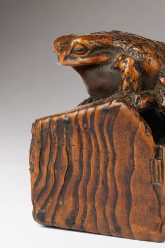 Netsuke, Crapaud grimpant sur un vieux baquet renversé -  Japon Edo - 