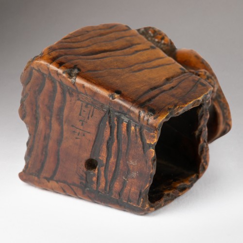  - Netsuke, Crapaud grimpant sur un vieux baquet renversé -  Japon Edo