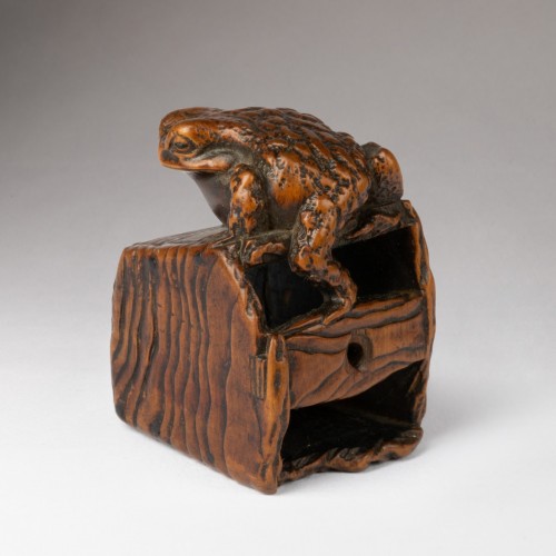 Antiquités - Netsuke, Crapaud grimpant sur un vieux baquet renversé -  Japon Edo