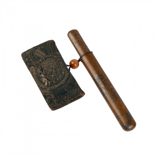 Kiseruzutsu, important étui à pipe en bois et laque d’argent, Japon Edo