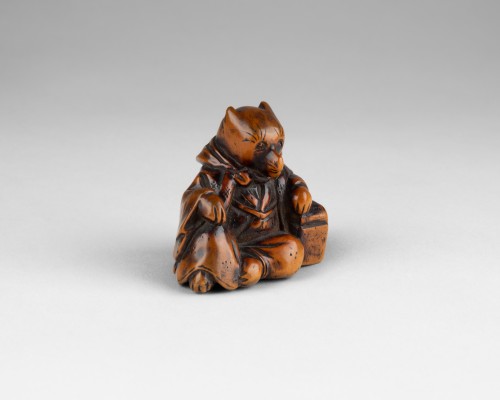 Netsuke, modèle représentant un renard déguisé en prêtre,  Japon Edo - Reflets des Arts