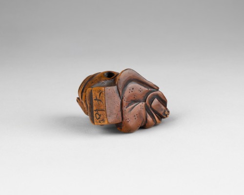 Antiquités - Netsuke, modèle représentant un renard déguisé en prêtre, Japon Edo