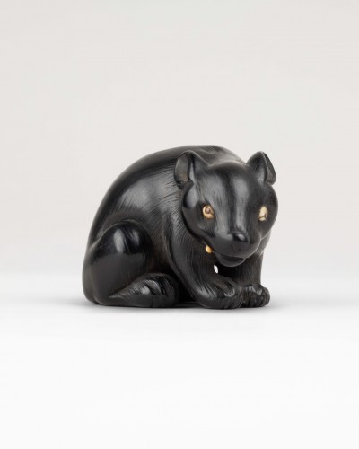 Netsuke – modèle d’ours du Japon en bois d’ébène. Japon Edo - Reflets des Arts