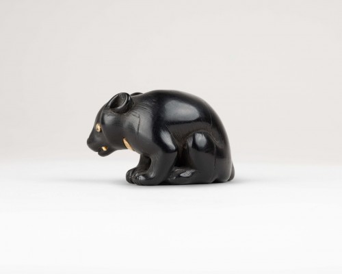 Antiquités - Netsuke –  ebony model of a bear, Japan Edo