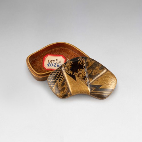 Kobako en forme d’un tissu noué, Laque urushi Japon Edo - Arts d