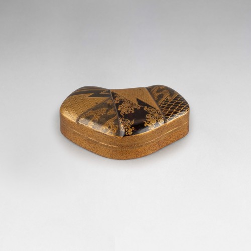Kobako en forme d’un tissu noué, Laque urushi Japon Edo - Reflets des Arts