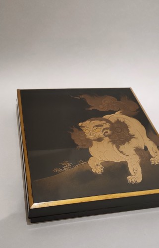 Suzuribako – A fine lacquer box and cover depicting a Shishi - 