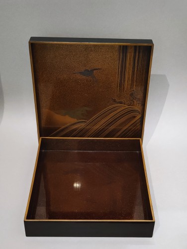 Suzuribako – A fine lacquer box and cover depicting a Shishi - 