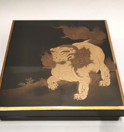 Antiquités - Suzuribako – A fine lacquer box and cover depicting a Shishi