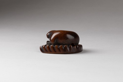 Netsuke - chiot sur un coquillage awabi, Japon Edo - 