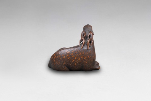 Netsuke - daim en bois sculpté, représenté couché. Japon Edo - Arts d