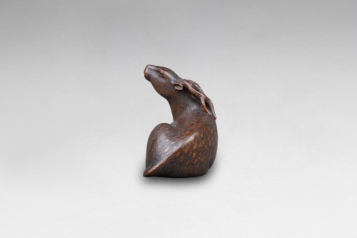 Netsuke - daim en bois sculpté, représenté couché. Japon Edo - Reflets des Arts