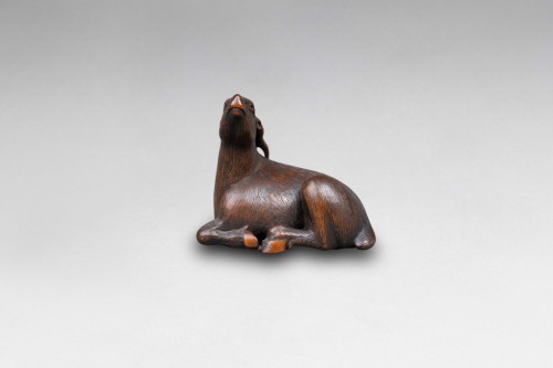 Netsuke - daim en bois sculpté, représenté couché. Japon Edo - 