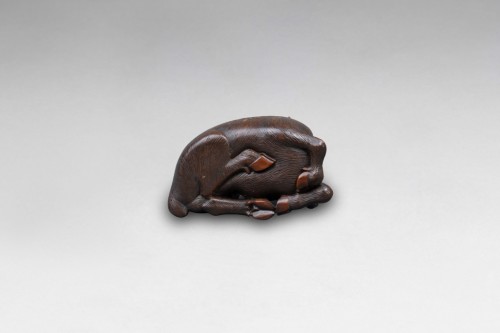 Antiquités - Netsuke - daim en bois sculpté, représenté couché. Japon Edo