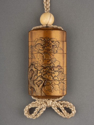 Inro Kajikawa en laque d’or à décor de pivoine, Japon Edo - 