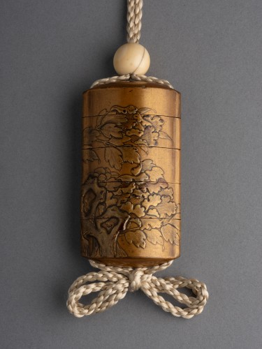 Antiquités - Inro Kajikawa en laque d’or à décor de pivoine, Japon Edo