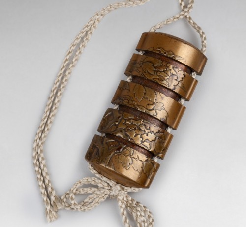 Antiquités - Inro Kajikawa en laque d’or à décor de pivoine, Japon Edo
