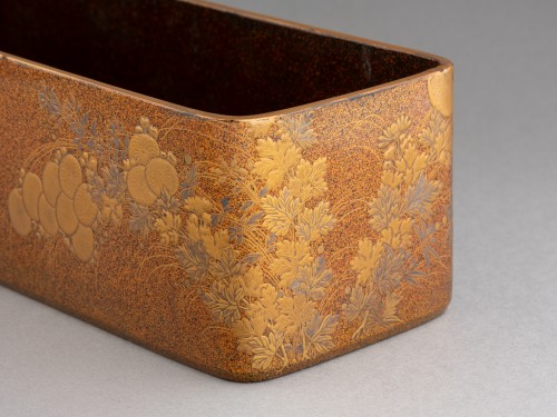 Antiquités - Fumibako Boîte en laque d'or urushi Chrysanthèmes, Japon Edo 18e siècle