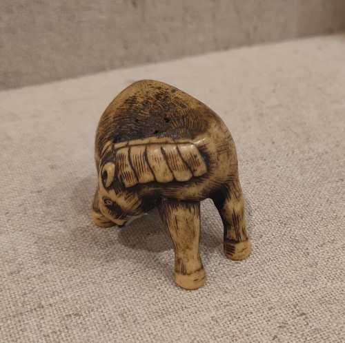 Antiquités - Netsuke - Petit cheval en corne de cerf, Japon Meiji 19e siècle