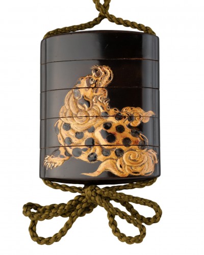 Inro en laque Shishi en relief sur fond noir, Japon Edo