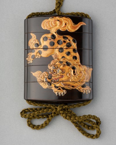 Inro en laque Shishi en relief sur fond noir, Japon Edo - Arts d
