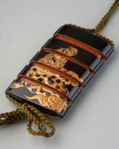 Inro en laque Shishi en relief sur fond noir, Japon Edo - Reflets des Arts