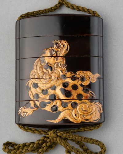 XIXe siècle - Inro en laque Shishi en relief sur fond noir, Japon Edo