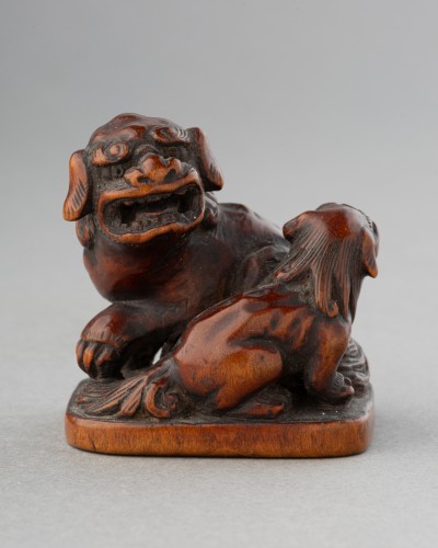 Netsuke – A woodbox model of two Shishi, seated on a terrace. Japan Edo - Asian Works of Art Style 