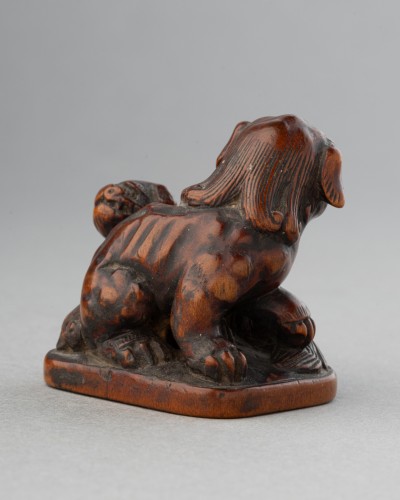 Asian Works of Art  - Netsuke – A woodbox model of two Shishi, seated on a terrace. Japan Edo