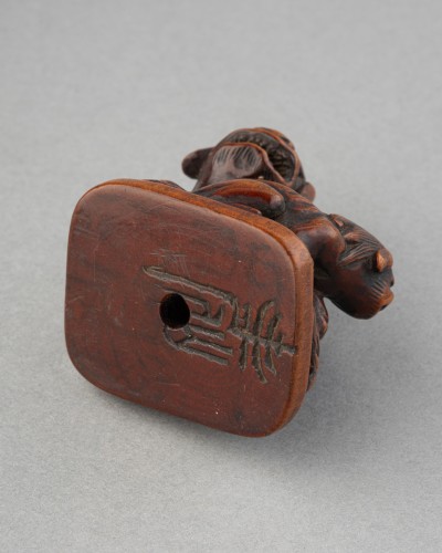 Netsuke – A woodbox model of two Shishi, seated on a terrace. Japan Edo - 