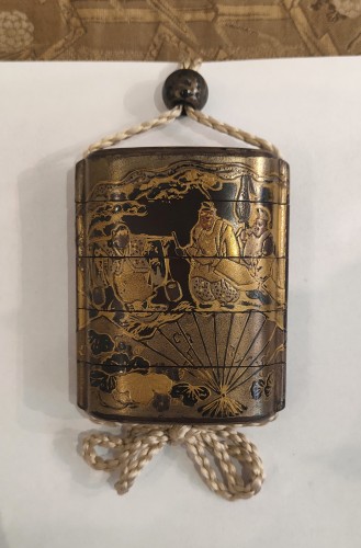 Asian Works of Art  - INRO – japanese gold lacquer with fan, Japan Edo 17th century