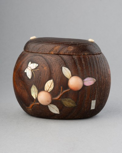 Tonkotsu. Carved Wooden Tobacco Box Edo Period, Japan Sagemono - Asian Works of Art Style 