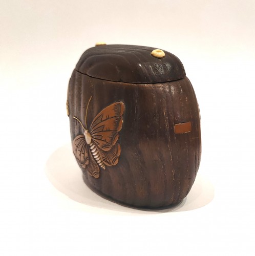 19th century - Tonkotsu. Carved Wooden Tobacco Box Edo Period, Japan Sagemono