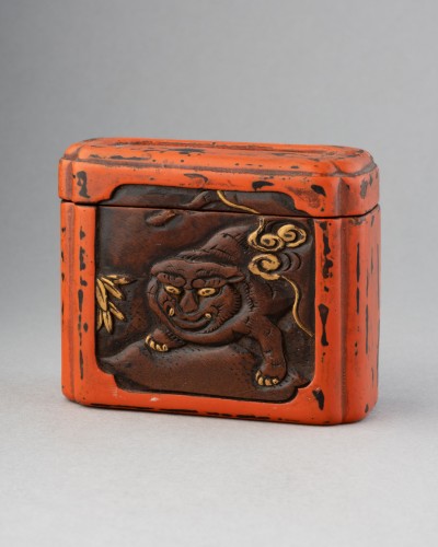 Tonkotsu, Boite à tabac en bois sculpté et laque urushi, Japon Meiji - Arts d