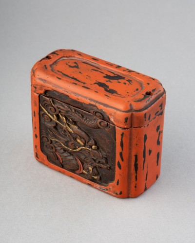 Tonkotsu, Boite à tabac en bois sculpté et laque urushi, Japon Meiji - Reflets des Arts