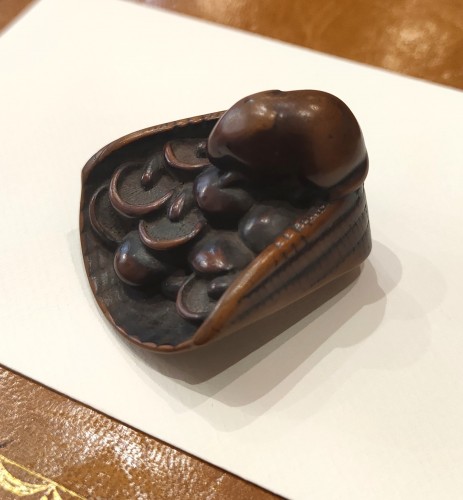 Netsuke en buis sculpté, Souris et Panier garni de champignons, Japon Edo - Arts d