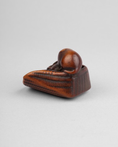 Netsuke en buis sculpté, Souris et Panier garni de champignons, Japon Edo - Reflets des Arts