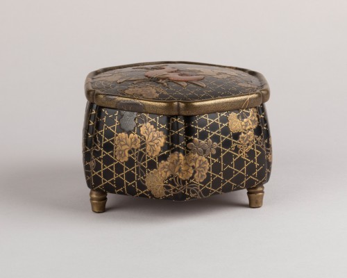 Octogonal incense box on three feet, Japan Edo 18th century - 