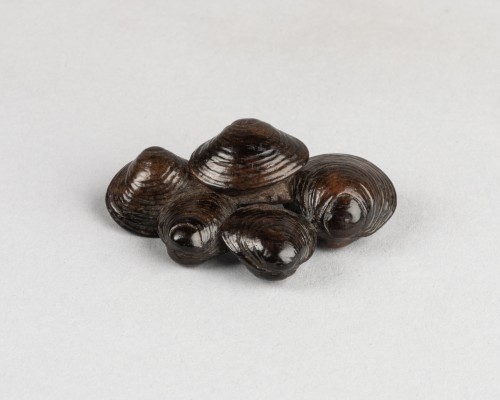 19th century - Netsuke – Clams, by Shusen. Japon Edo