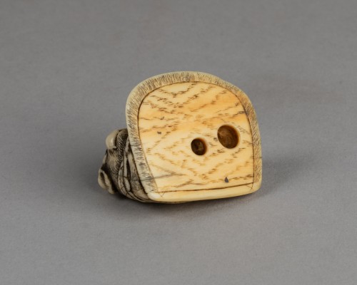 XVIIIe siècle - Netsuke – Chiot couché sur un tapis. Japon Edo XVIIIe siècle