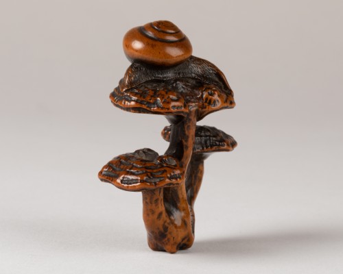 Escargot sur des Reishi par Masanao Netsuke Japon Edo - Reflets des Arts