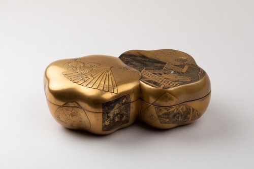 Asian Works of Art  - Kobako, Urushi double flowers shaped lacquer box - Japan Meiji 19th century
